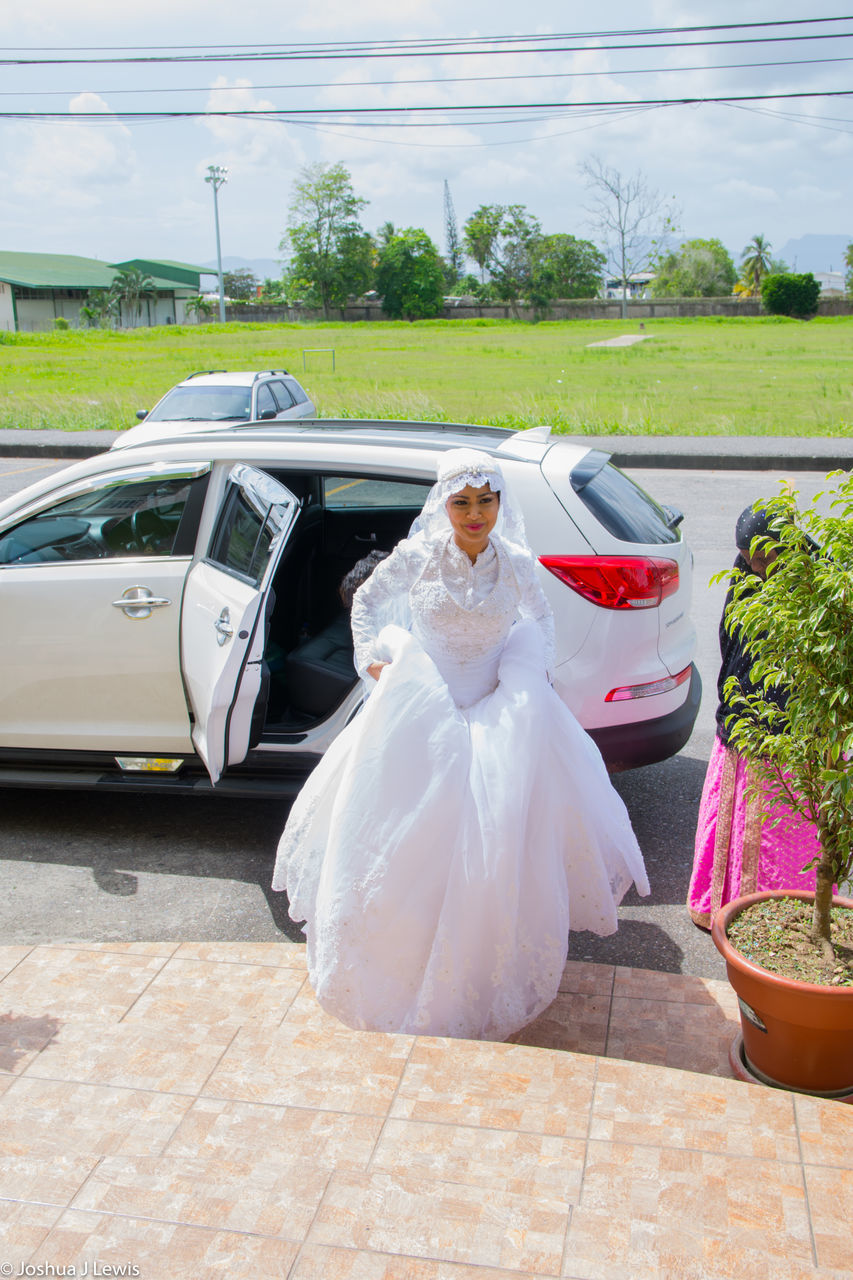 transportation, wedding, wedding dress, tradition, bride, outdoors, day, mode of transport, adults only, car, life events, bridegroom, women, adult, people