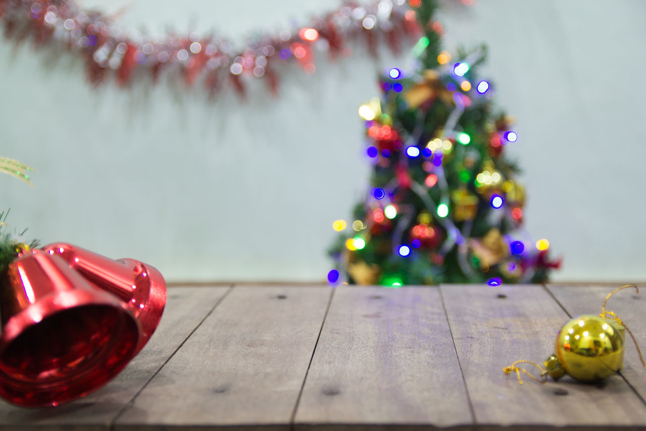 CHRISTMAS DECORATIONS ON TABLE