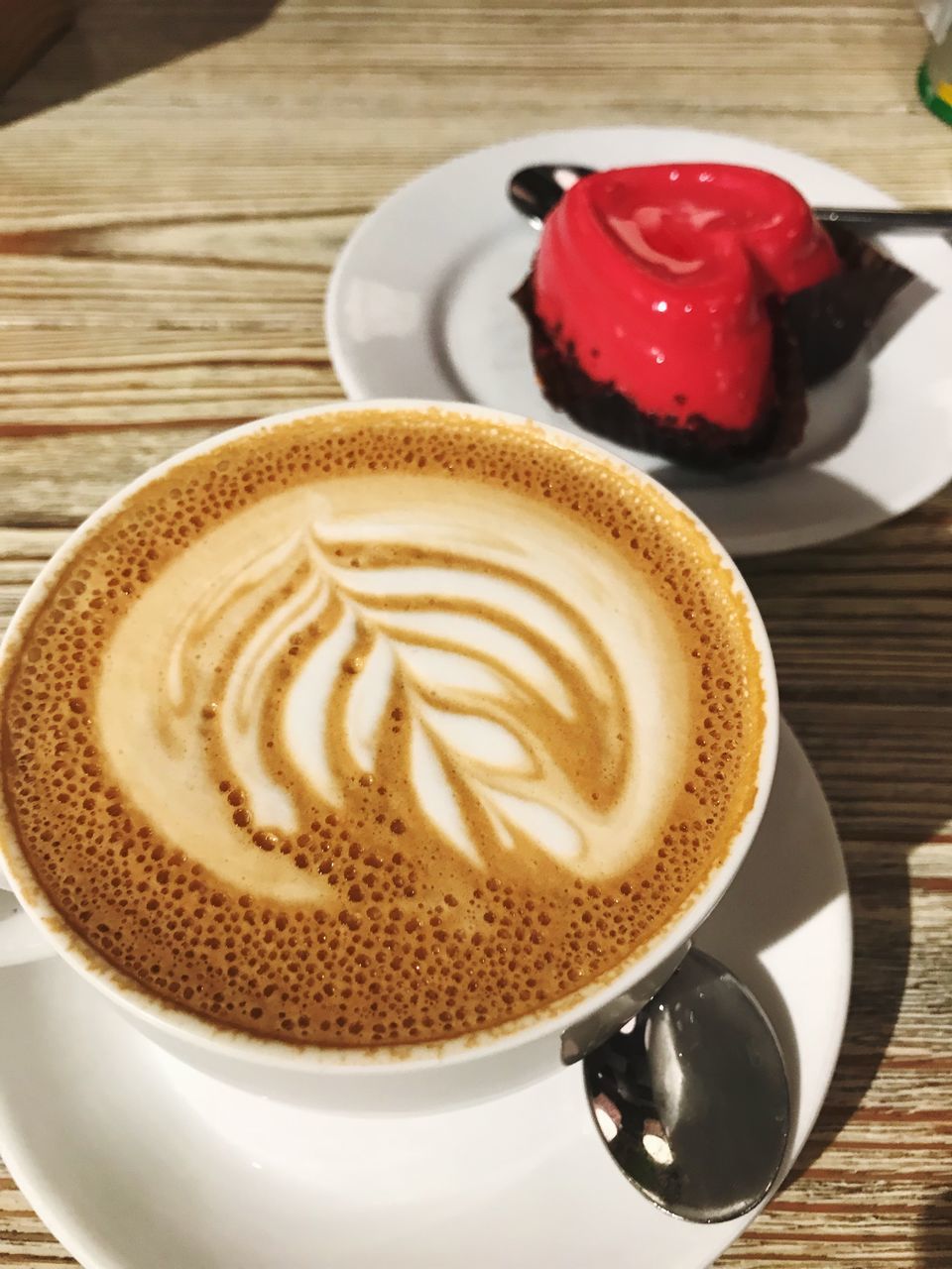 CLOSE-UP OF CAPPUCCINO WITH COFFEE ON TABLE