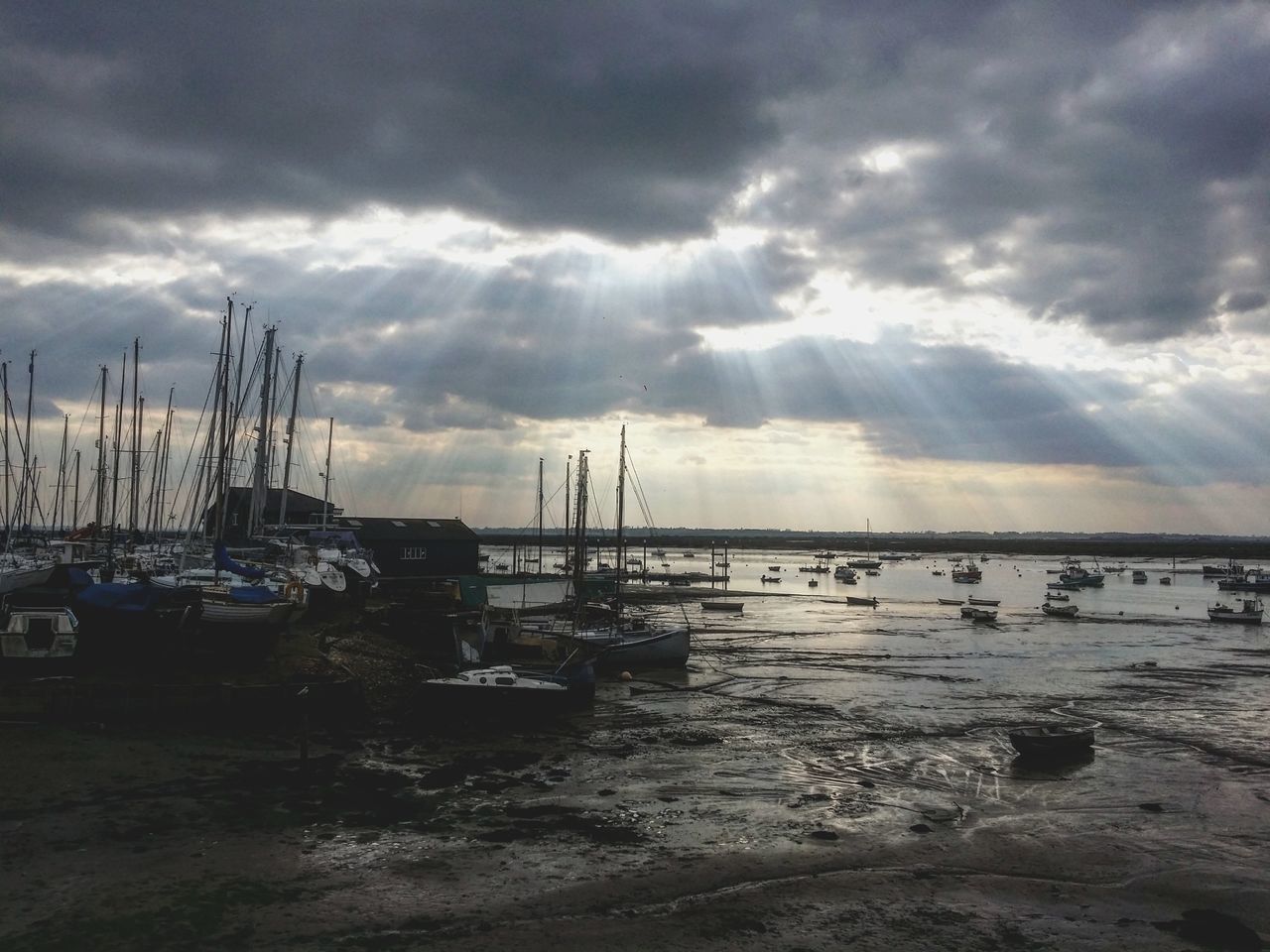 SCENIC VIEW OF SEA AGAINST CLOUDY SKY DURING SUNSET