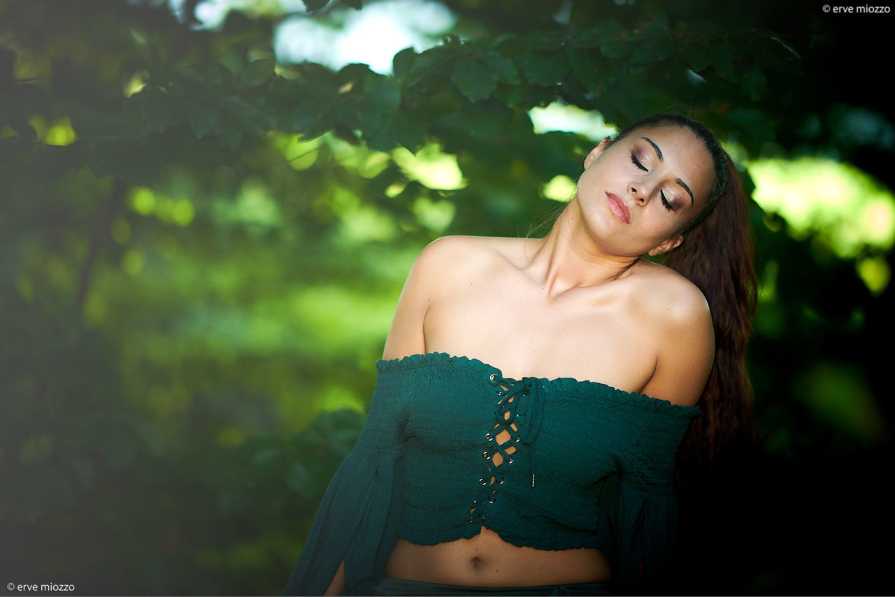 one person, young women, beautiful woman, young adult, beauty, leisure activity, focus on foreground, lifestyles, women, real people, three quarter length, portrait, front view, looking at camera, adult, standing, day, hair, hairstyle, outdoors, off shoulder