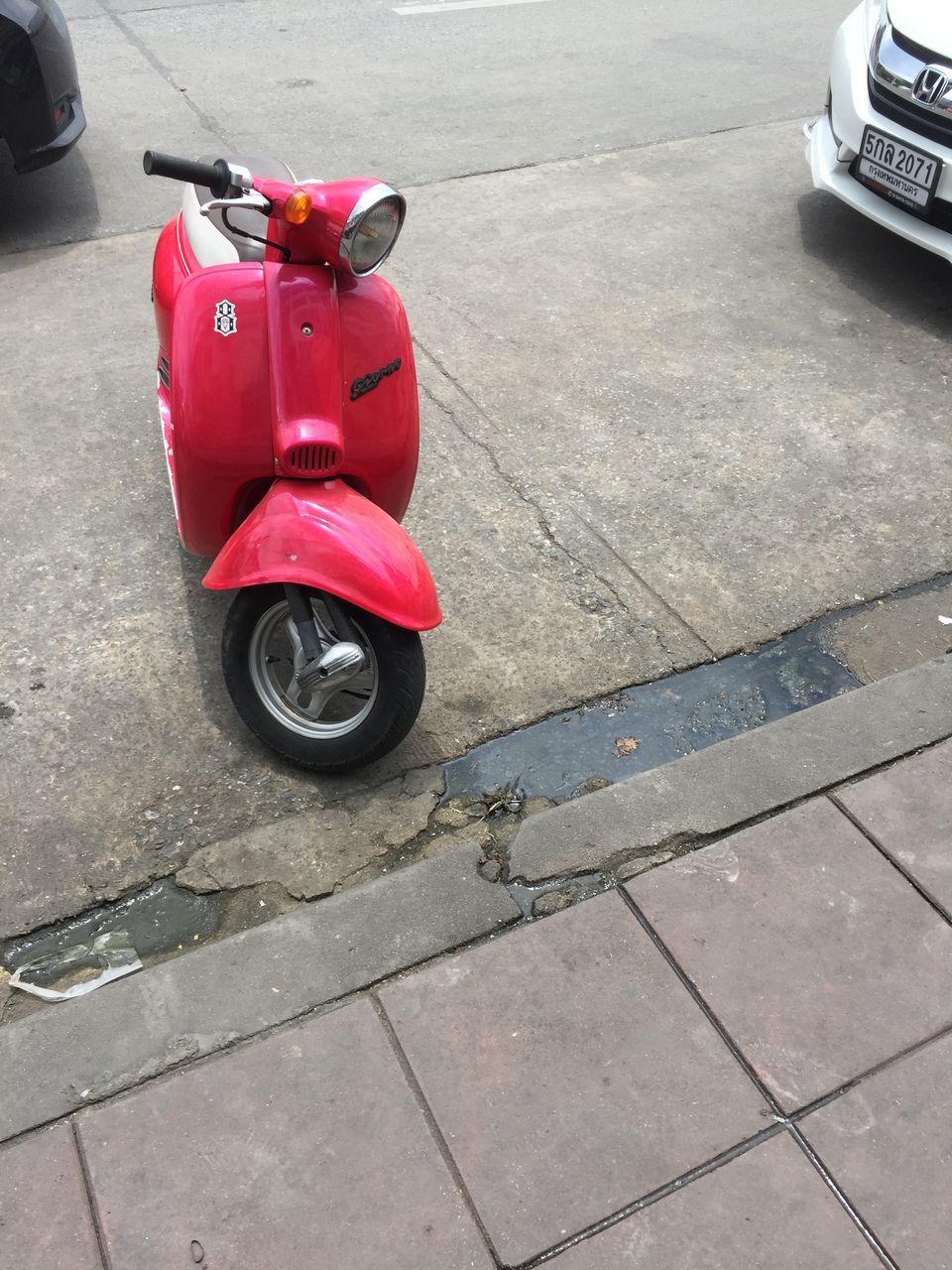 HIGH ANGLE VIEW OF MOTORCYCLE ON STREET