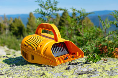 Duck for picking berries. hand-held device for collecting forest and mountain berries