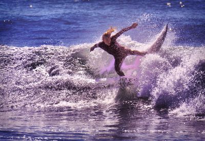 Waves splashing in sea