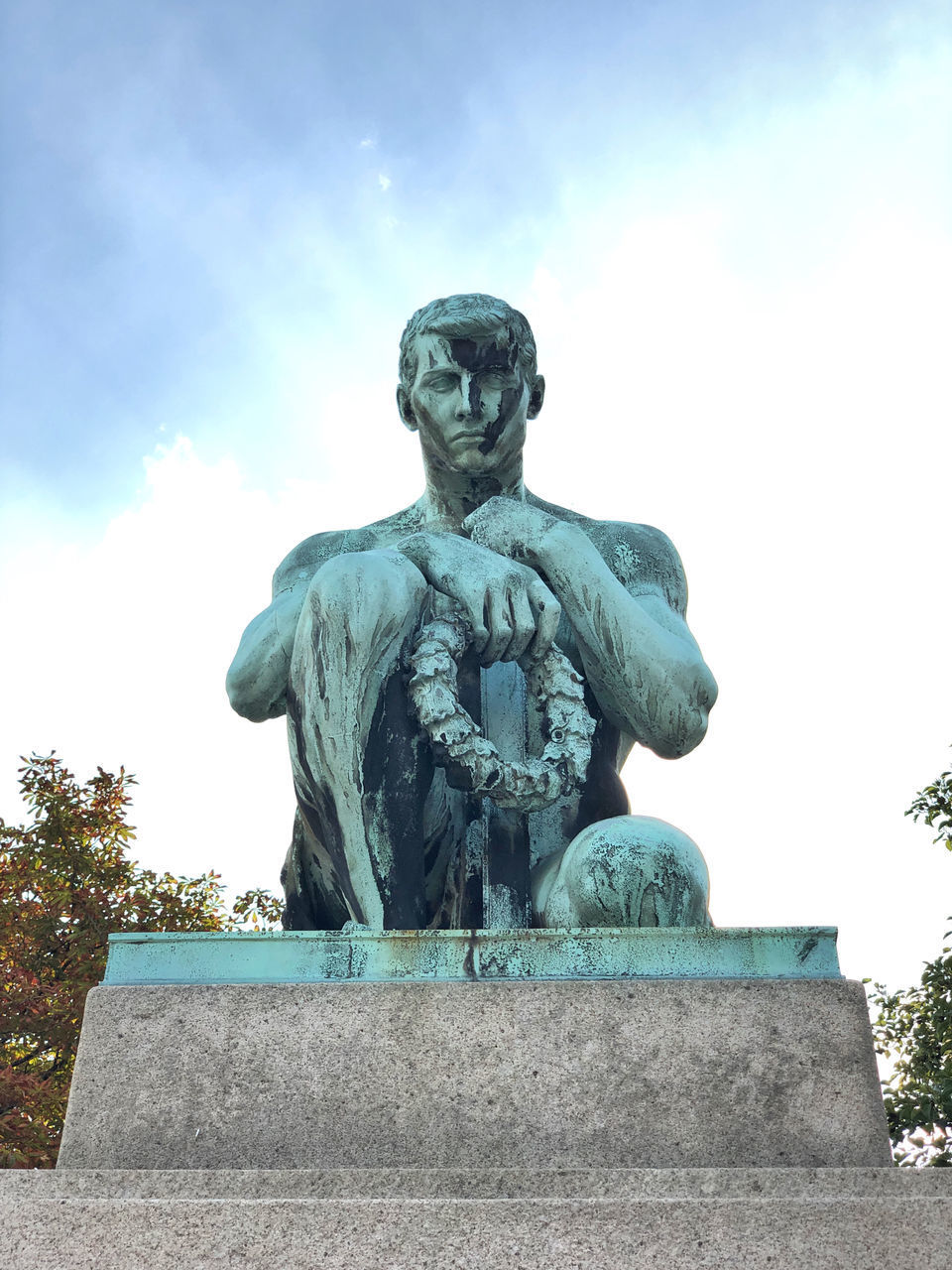 LOW ANGLE VIEW OF STATUE OF ANGEL AGAINST SKY