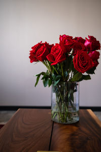 Close-up of red roses in vase on table