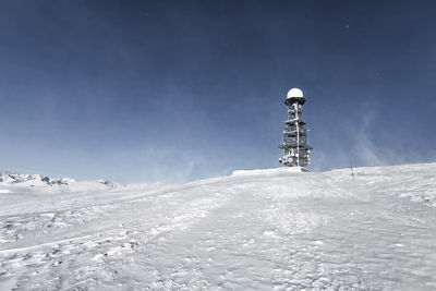 Scenic view of snow covered field against sky