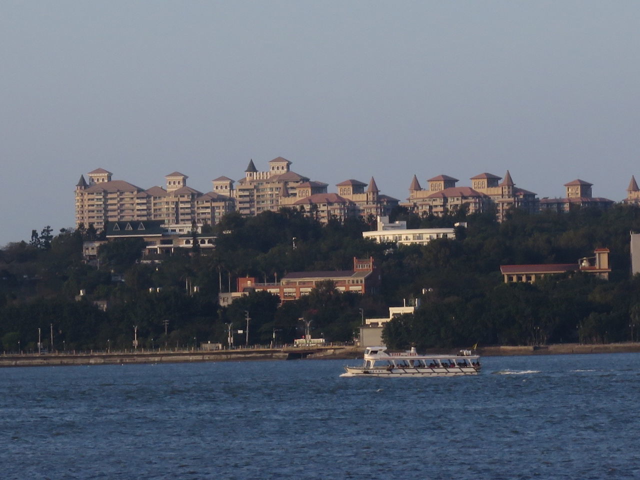 building exterior, architecture, water, waterfront, built structure, sea, nautical vessel, clear sky, residential structure, house, boat, copy space, residential building, transportation, city, residential district, mode of transport, river, town, cityscape