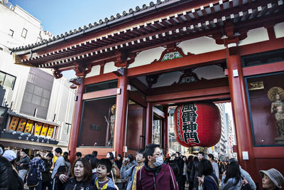 People at entrance of asakusa kannon temple