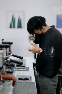 Man holding coffee cup