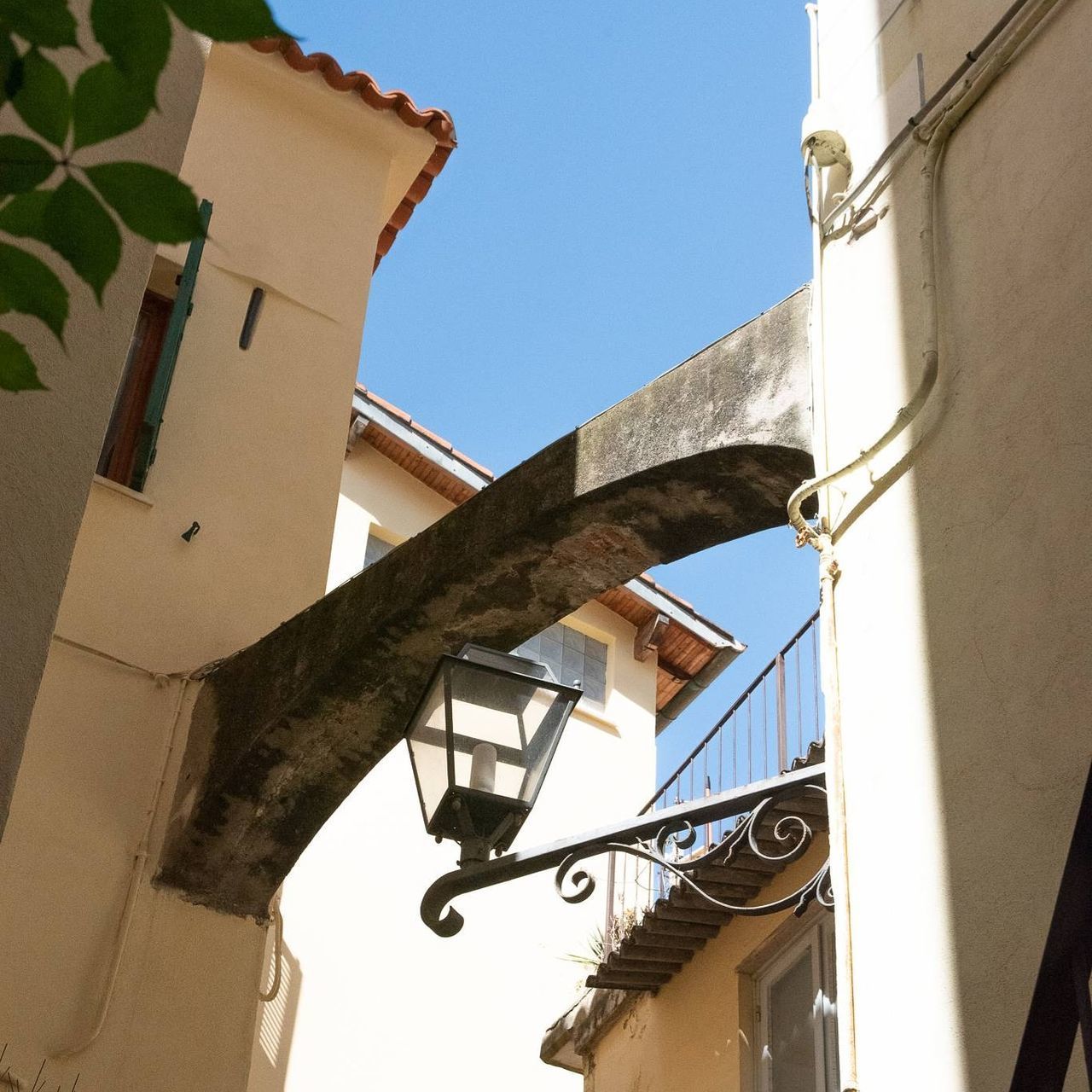 LOW ANGLE VIEW OF OLD BUILDINGS AGAINST SKY