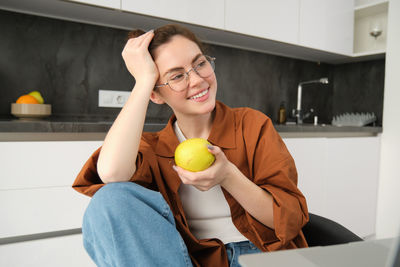 Young woman holding apple