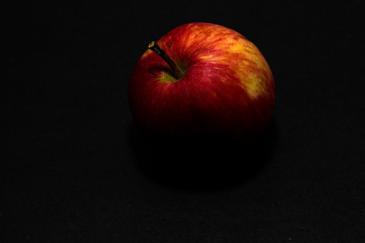 HIGH ANGLE VIEW OF APPLE ON TABLE