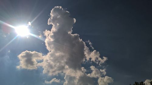 Low angle view of sun shining in sky