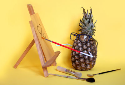A pineapple is a painter