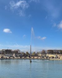 Fountain and obelisk