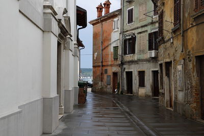 Narrow alley amidst buildings in city