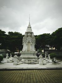 Statue of historical building against cloudy sky