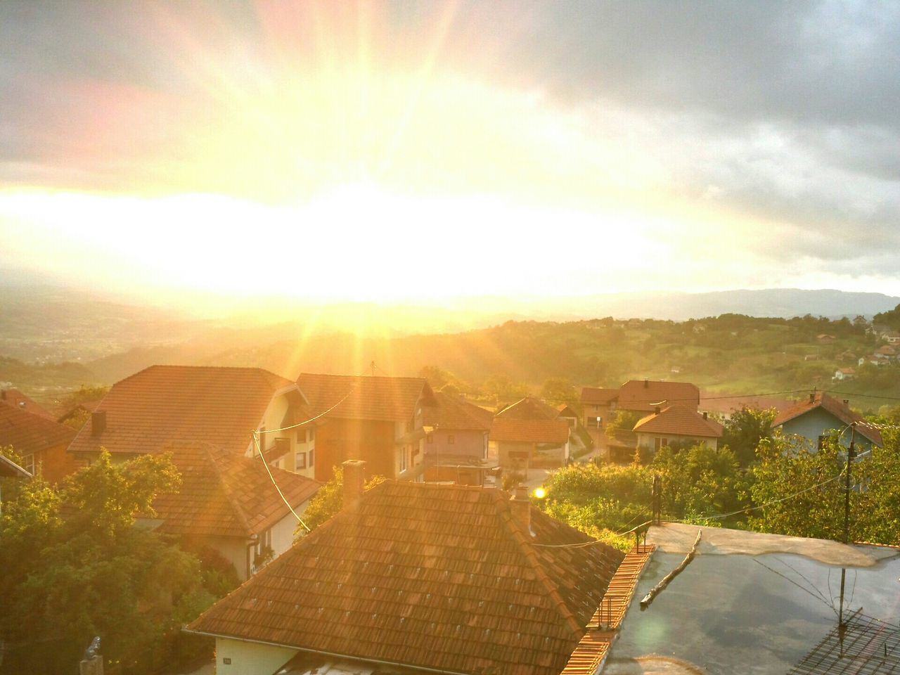 sun, building exterior, architecture, built structure, sunbeam, sunlight, sky, house, lens flare, roof, cloud - sky, residential structure, sunny, residential building, sunset, tree, nature, day, outdoors, bright