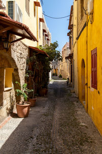 Narrow alley amidst buildings in city