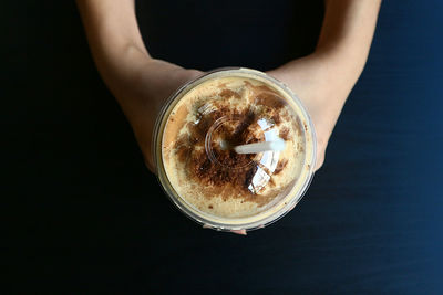 Close-up of hand holding coffee cup