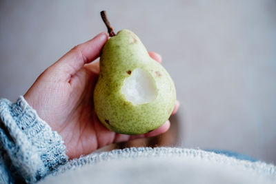 Close-up of hand holding apple