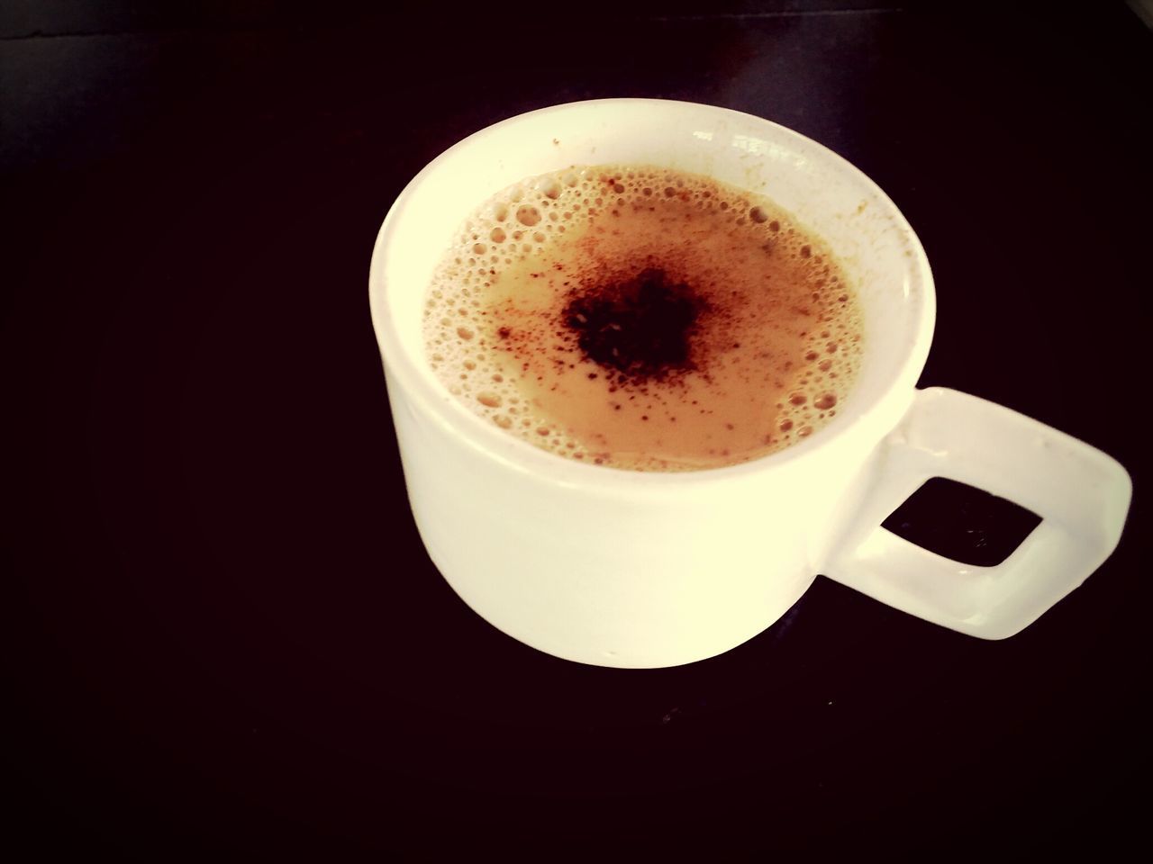 HIGH ANGLE VIEW OF COFFEE IN CUP ON TABLE