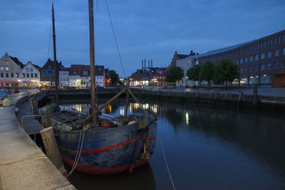 The city of husum at night