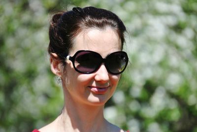 Portrait of smiling young woman wearing sunglasses