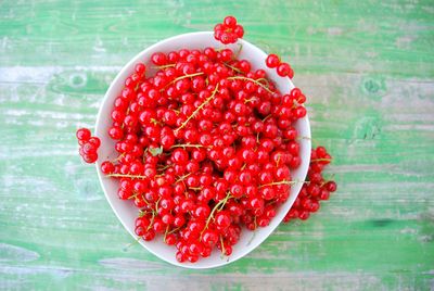 Close-up of red currant in bowl