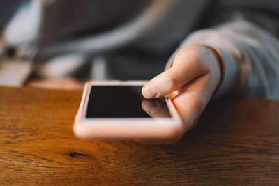 A young girl in a cafe uses the phone.