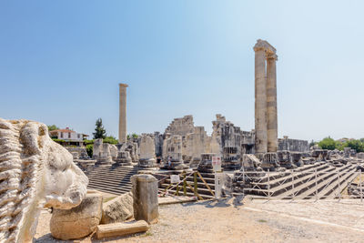 Old ruins of building against sky