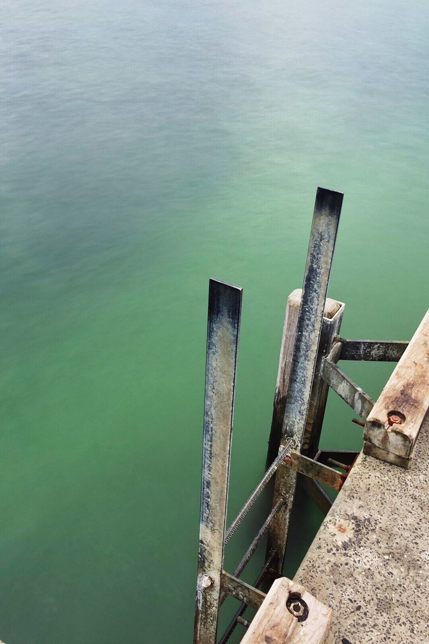 HIGH ANGLE VIEW OF PIER ON SEA