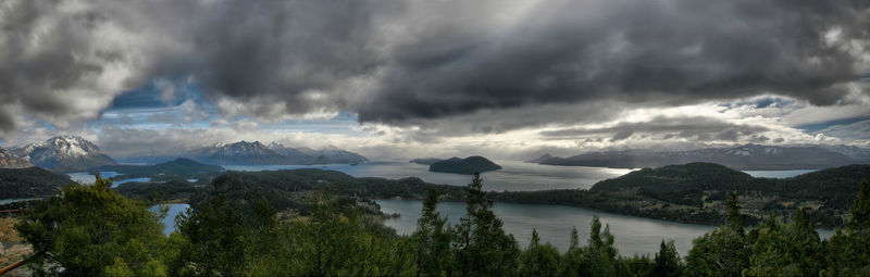 Panoramic view of lake and mountains against sky