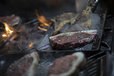 Preparetion of red meat on the grill