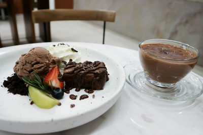 Close-up of chocolate cake in plate on table