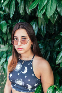 Portrait of a beautiful teenager wit sunglasses looking to the camera