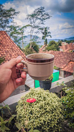 Man holding coffee cup