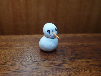 Close-up of bird on wooden table