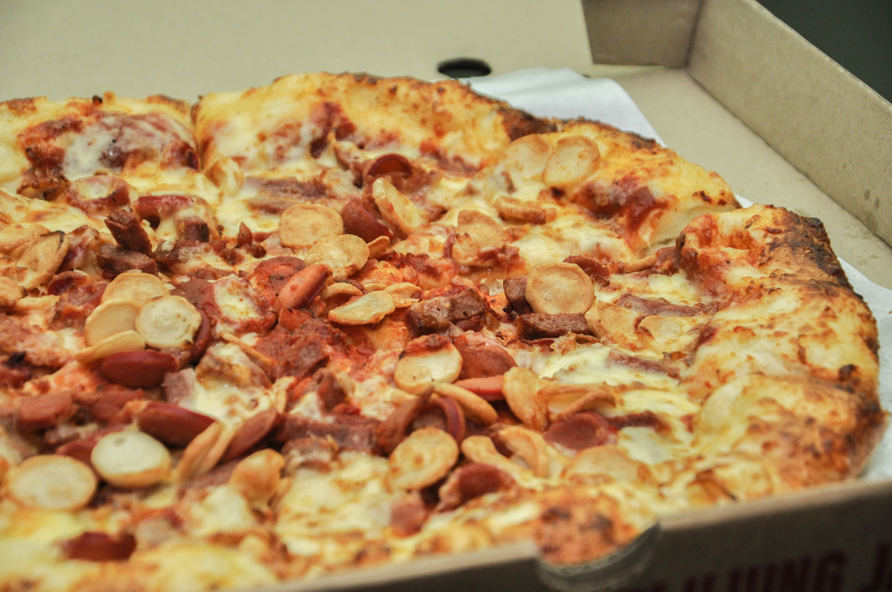 CLOSE-UP OF PIZZA IN CONTAINER