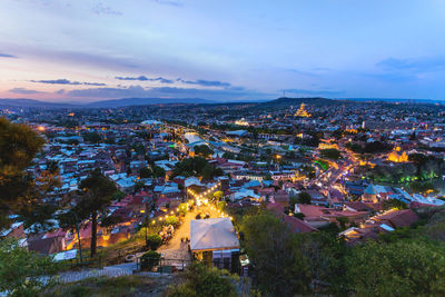 Sunset panorama view of tbilisi, capital of georgia country. metekhi church, holy trinity cathedral.