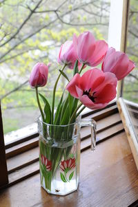 Close-up of pink flowers in glass vase on table