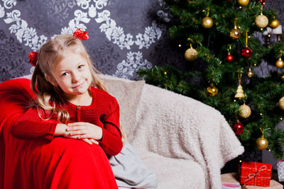 Portrait of smiling girl with christmas tree