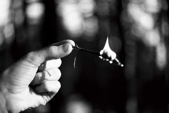 CLOSE-UP OF HANDS HOLDING CIGARETTE