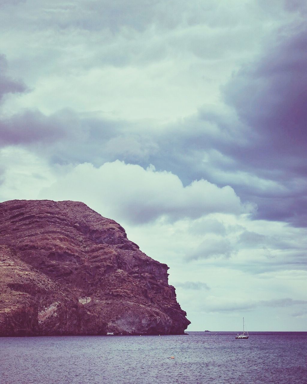 SCENIC VIEW OF SEA AND MOUNTAIN AGAINST SKY