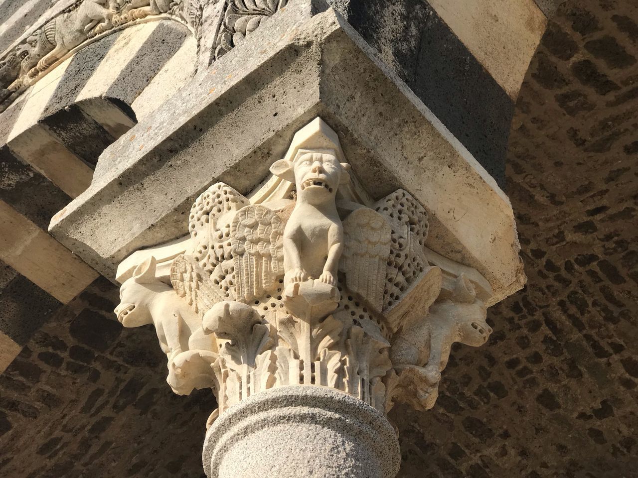 LOW ANGLE VIEW OF STATUE AGAINST BUILDING