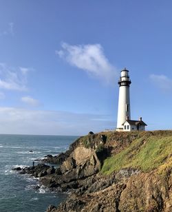 Faro su scogliera 