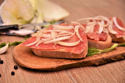 Close-up of chopped bread on cutting board