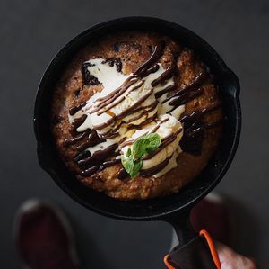 Man holding dessert in plate