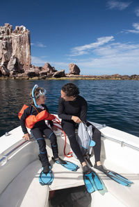 A mom and her son getting ready to snorkel at espíritu santo island.